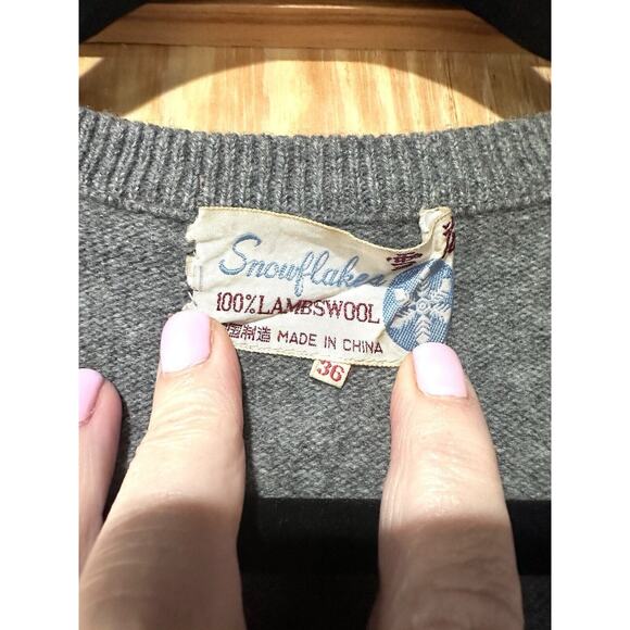 Snowflakes Men's 100% Lambswool V-neck Sweater Vest Grey Size M 36 - Picture 2 of 6